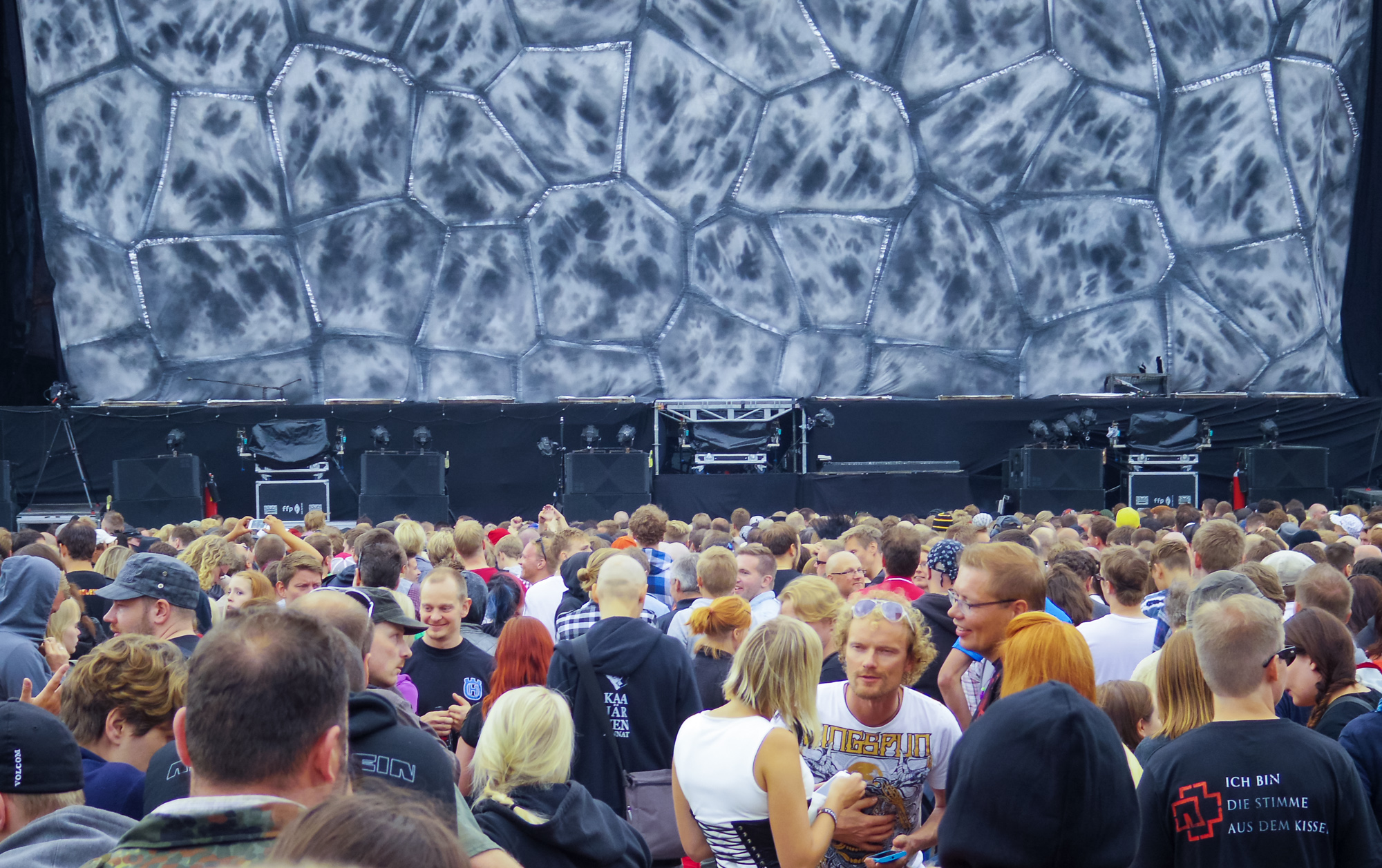 The screen got a bigger cheer than Paramore on the other stage.